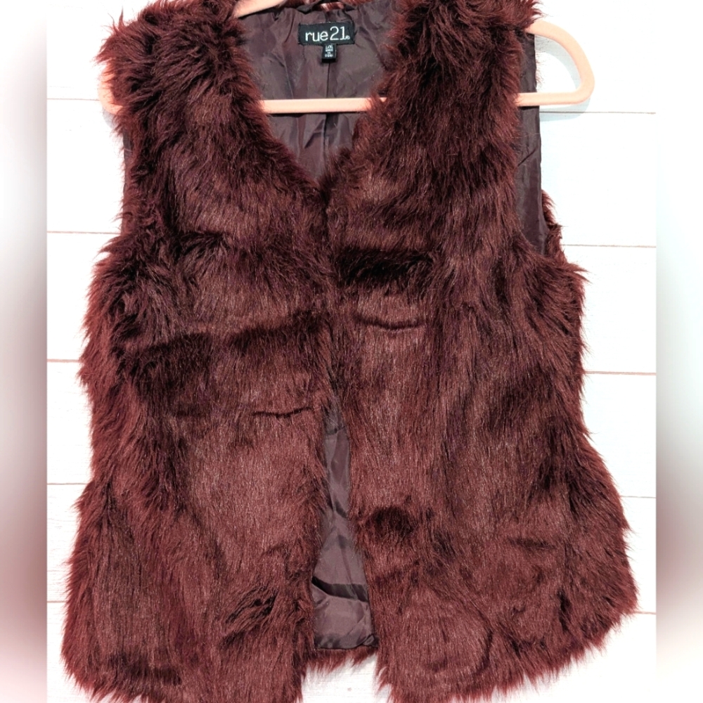Rue21 Faux Fur Vest in Rich Burgundy Brown 🤎 Size L